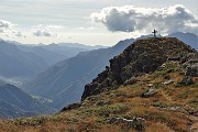 53 Lo sperone roccioso del Mincucco con vista a precipizio sulla Valle dell'Olmo
